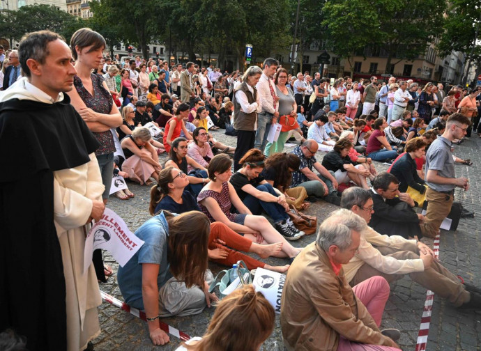 In preghiera per Vincent a Parigi