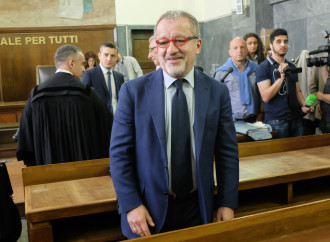 Che tempismo, Maroni torna in politica: rinviato a giudizio