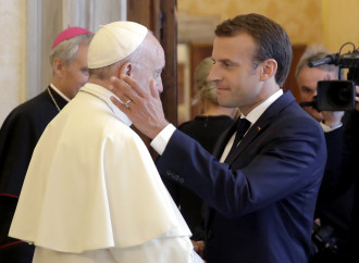 Il Papa e l'agnostico Macron: intesa e carezze