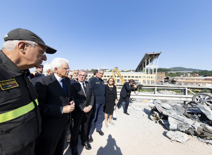 Il presidente Mattarella visita le macerie di Genova Il presidente Mattarella visita le macerie di Genova