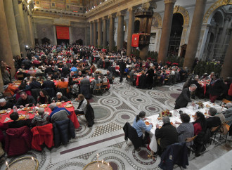 Il banchetto è in chiesa, com'è retrò la Messa di Natale