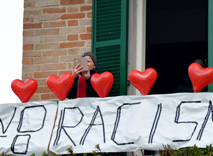 Macerata, striscione antirazzista