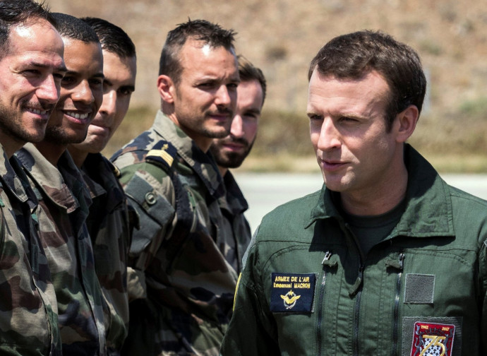 Macron ispezione le truppe