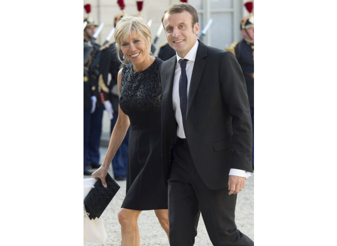 Macron e la moglie Brigitte Macron e la moglie Brigitte