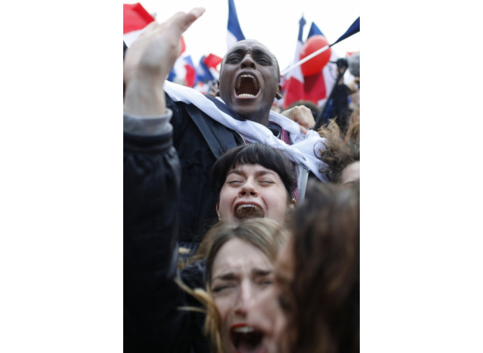 Fans di Macron esultano per la vittoria Fans di Macron esultano per la vittoria
