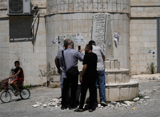 Il monumento danneggiato, a Madama (AP)