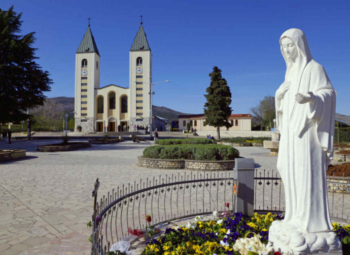 Statua di Maria presso chiesa di San Giacomo a Medjugorje Statua di Maria presso chiesa di San Giacomo a Medjugorje