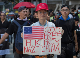 Primi colpi di pistola a Hong Kong, nel 70mo del regime