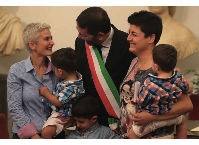 Il sindaco di Roma Ignazio Marino con una coppia lesbo Il sindaco di Roma Ignazio Marino con una coppia lesbo