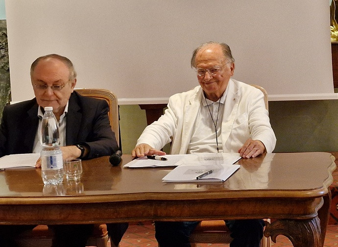 Mauro Marabini (a destra) con il moderatore Armando Torno Mauro Marabini (a destra) con il moderatore Armando Torno