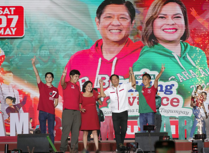 Ferdinand Marcos festeggia la vittoria nelle Filippine Ferdinand Marcos festeggia la vittoria nelle Filippine