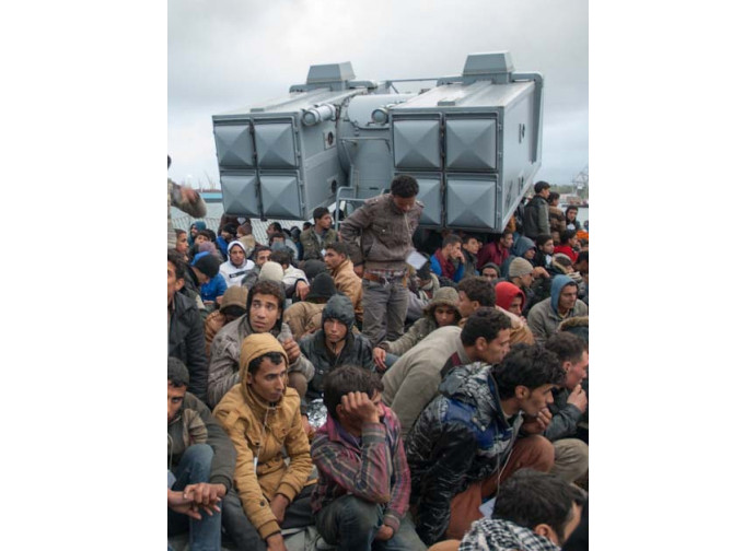 Immigrati ospiti di una nave militare Immigrati ospiti di una nave militare