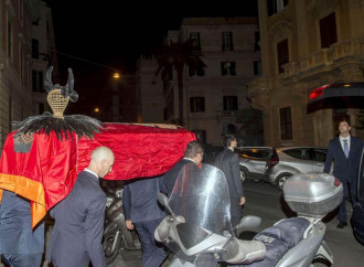 Corna glamour sulla bara: è la pastorale del diavolo