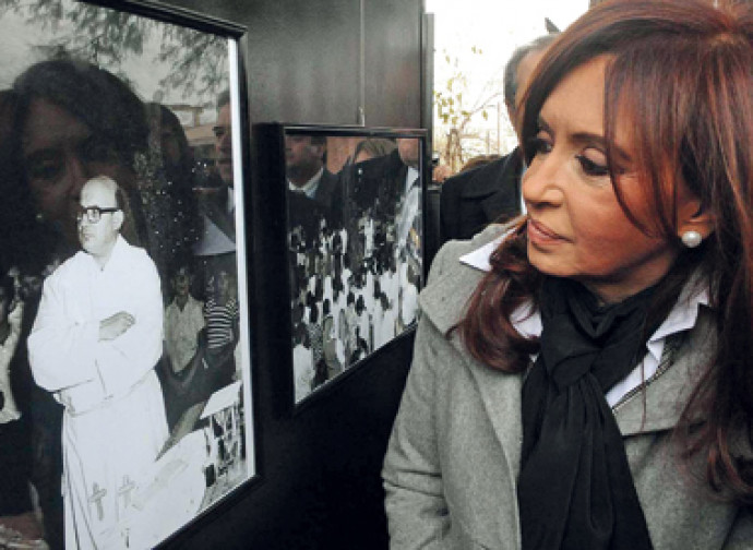 L'ex presidenta Cristina Kirchner davanti a una foto di Angelelli