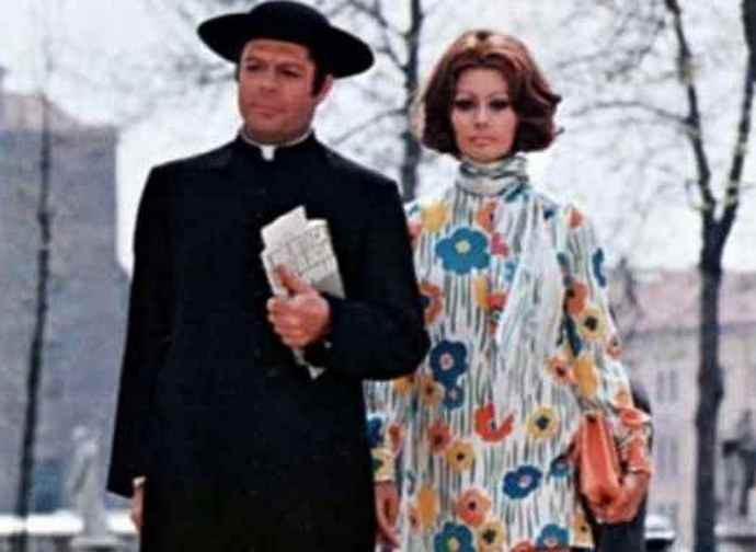 Marcello Mastroianni e Sofia Loren ne "La moglie del prete"
