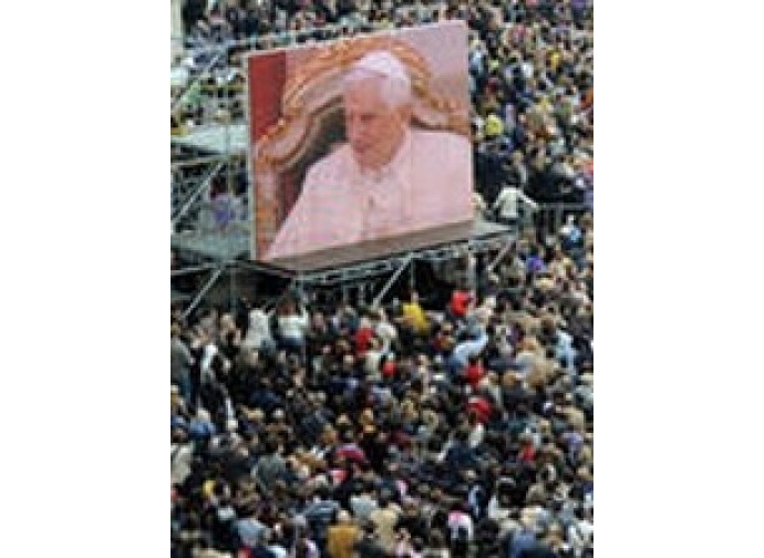 Il Papa in maxischermo Il Papa in maxischermo
