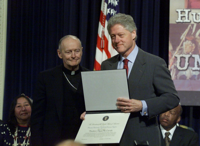 Bill Clinton premia l'allora vescovo McCarrick per la sua difesa dei diritti umani