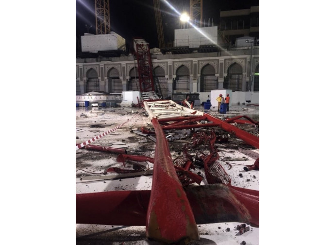La gru caduta sulla grande moschea de La Mecca La gru caduta sulla grande moschea de La Mecca