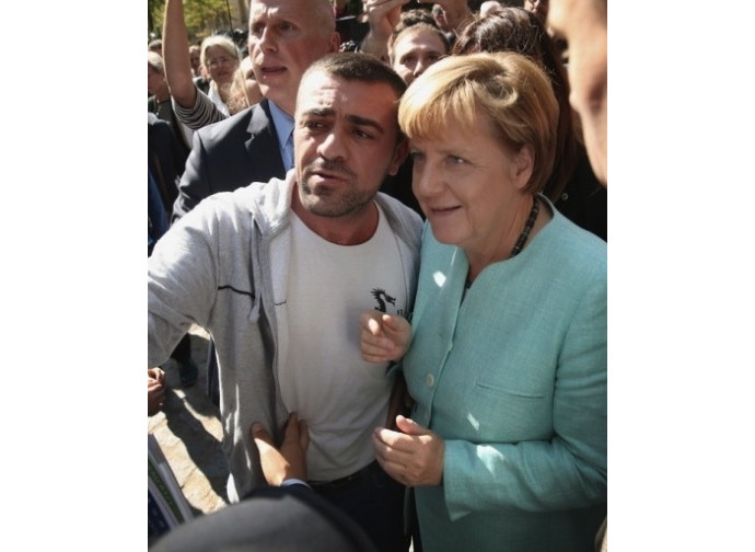 Angela Merkel tra i profughi arrivati in Germania Angela Merkel tra i profughi arrivati in Germania