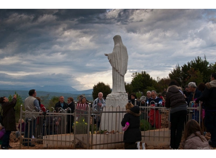 Davanti alla chiesa di Medjugorie Davanti alla chiesa di Medjugorie