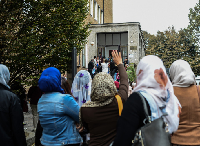Lodi, presidio di protesta a una mensa scolastica Lodi, presidio di protesta a una mensa scolastica