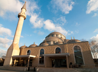 Un muezzin canta in Germania con il sostegno della chiesa