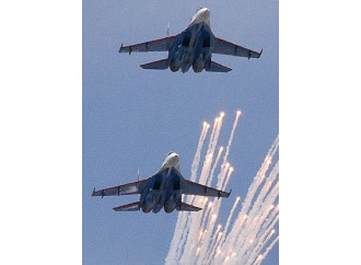 Siria, bombardamenti russi e ambigue proteste Nato