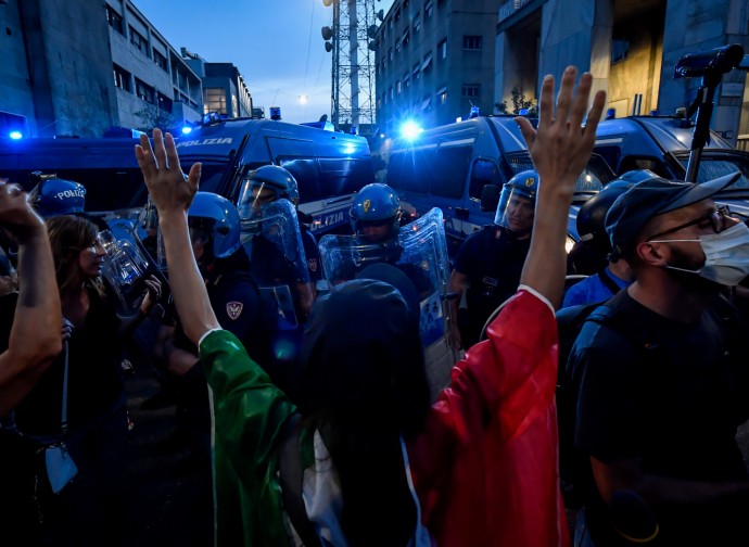 Manifestazione contro il green pass a Milano