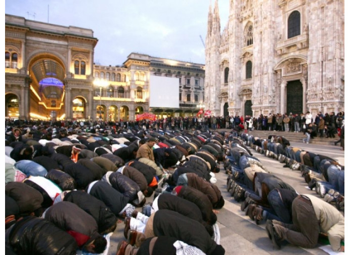 La preghiera collettiva dei musulmani in Piazza Duomo La preghiera collettiva dei musulmani in Piazza Duomo