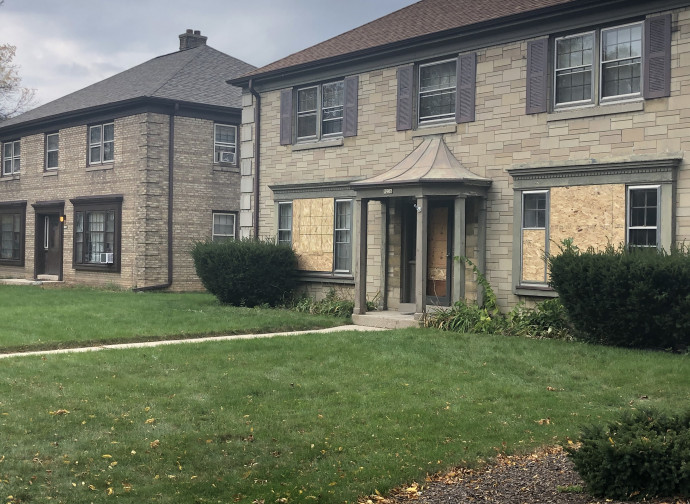 Milwaukee, barriere in compensato sulle finestre delle case Milwaukee, barriere in compensato sulle finestre delle case