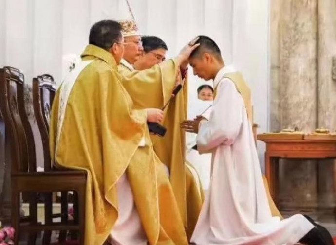 L'ordinazione dei due nuovi sacerdoti a Mindong