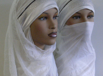 Francia: le influencer lanciano la moda del velo islamico