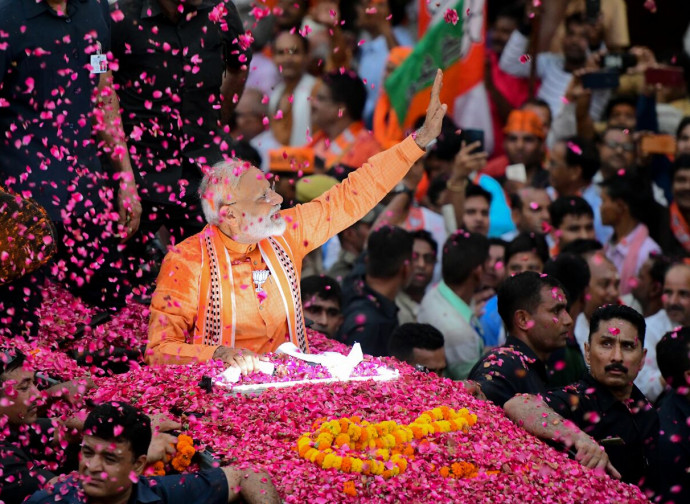 Narendra Modi festeggia la vittoria Narendra Modi festeggia la vittoria