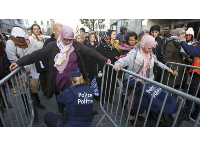 Check point della polizia a Molenbeek Check point della polizia a Molenbeek