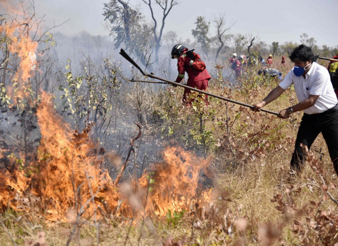 Propaganda: Morales fotografato mentre aiuta i vigili del fuoco a spegnere gli incendi Propaganda: Morales fotografato mentre aiuta i vigili del fuoco a spegnere gli incendi