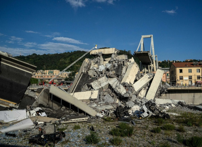 Il ponte Morandi crollato