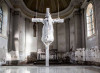 Una mucca crocefissa in chiesa. E dicono che è "arte"