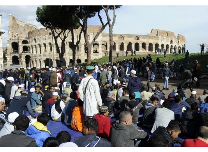 Musulmani in preghiera a Roma Musulmani in preghiera a Roma