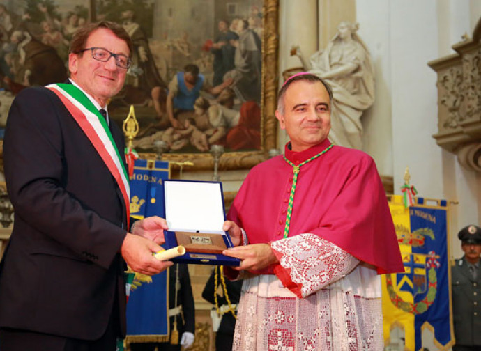 L'arcivescovo di Modena Castellucci con il sindaco Muzzarelli L'arcivescovo di Modena Castellucci con il sindaco Muzzarelli