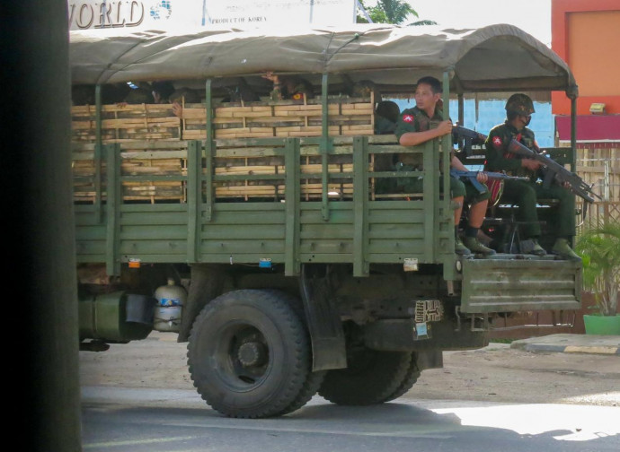 Myanmar, pattuglia dei militari nello Stato di Kayah Myanmar, pattuglia dei militari nello Stato di Kayah