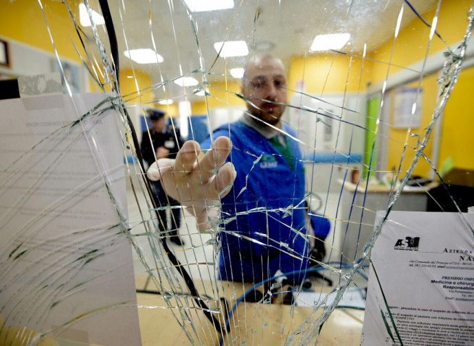 Il pronto soccorso devastato a Napoli