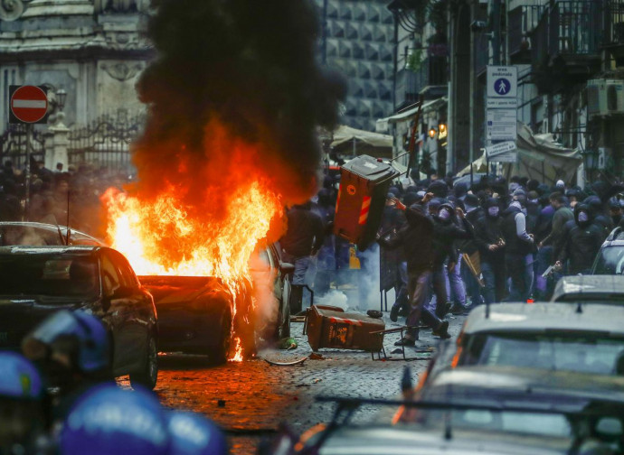 Gli scontri fra ultras a Napoli