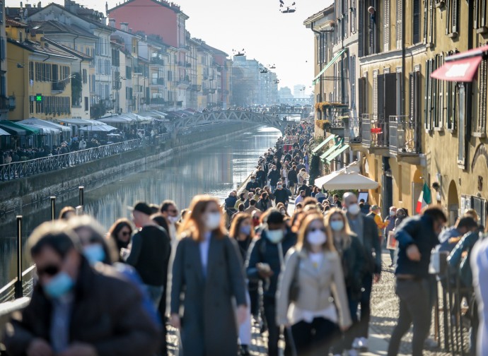 Assembramenti sui Navigli