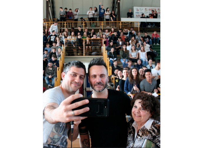 Il selfie di Nek a Correggio con gli studenti