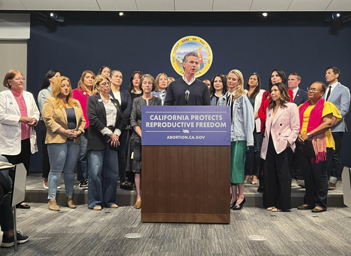 Gavin Newsom alla conferenza sui diritti riproduttivi (aborto) della California (La Presse)