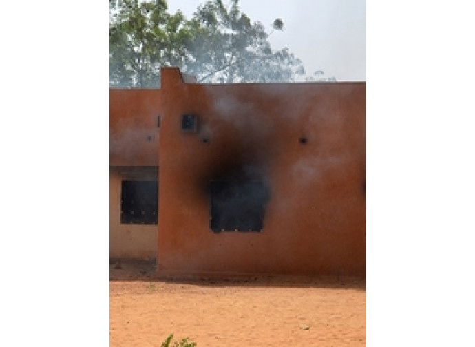 Una chiesa bruciata nel Niger Una chiesa bruciata nel Niger