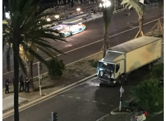 Nizza, il camion del terrorista Nizza, il camion del terrorista