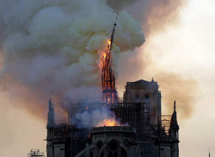 Il crollo della guglia di Notre Dame