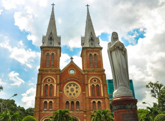 La cattedrale di Notre Dame a Ho Chi Minh City ha di nuovo le sue croci