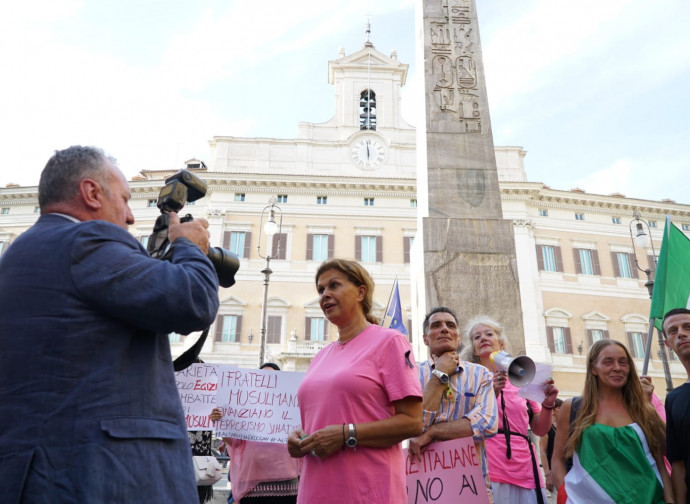 La manifestazione di fronte a Montecitorio